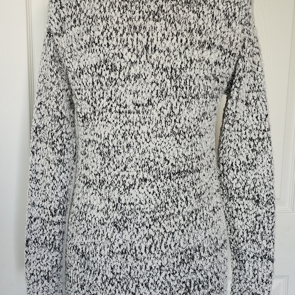 Elegant Black and White Knit Cardigan - Picture 3 of 4
